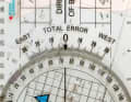 Thanks to the scale around the zero point, which is located next to the rotating degree disc, this plotter can take into account feeds such as local misalignment