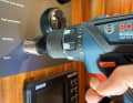 What doesn't fit is made to fit: the old 12-volt socket had a smaller installation dimension than its USB successor. The hole can be expertly enlarged using a step drill and cordless screwdriver