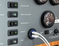 Einfacher Umbau: Die neue 65-Watt-USB-Dose mit A- und C‑Steckmöglichkeit (mit Power Delivery). Die Flachstecker der alten 12‑Volt-Steckdose passten und mussten nur umgesteckt werden