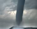 Pericolo di vita: un tornado minaccia di inghiottire uno yacht. Questi vortici sono quasi impossibili da prevedere.