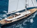 Die Superyacht „Bayesian“ des britischen Milliardärs Mike Lynch sank Mitte August vor der Küste Siziliens. Sieben Personen starben, darunter der Eigner. Die Yacht wurde in einem Sturm von einer Fallböe getroffen und sank binnen weniger Minuten. Die Ursache ist nicht abschließend geklärt. Die Staatsanwaltschaft ermittelt wegen fahrlässiger Tötung.