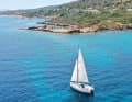 Big trip with a small boat: Luca Jehle glides along the coast of Kefalonia in his "Parsec"
