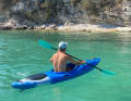 Au lieu d'une annexe avec moteur hors-bord : Luca Jehle a emporté un kayak en voyage et l'utilise pour explorer les baies et aller à terre