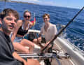 En route avec des amis : à chaque étape, le jeune skipper (à g.) emmène des amis en voyage.