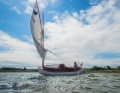 The catboat "Clambake" by Hamburg native Timm Lange is at home on the Elbe. The boat's name translates as beach picnic in New England