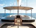 Protection solaire : un bimini s'installe à peu de frais et fournit de l'ombre dans le cockpit protégé. Pour la régate, la structure est démontée.