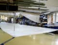 L'inspection finale des voiles terminées a lieu dans le hall. La voile est suspendue à environ un demi-mètre dans les airs.