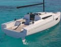 La construction est l'œuvre de Sam Manuard, qui a connu un grand succès dans la course au large. Le nouveau First 30, dont le prix de base est de 119 000 euros, est construit par Seascape.