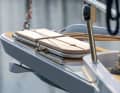Classe : échelle d'étrave latéralement déployable et rabattable sur le Spriet, ici sécurisée pour la navigation à voile