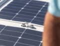 Unschön: Kabeldurchführungen der Solarpa­neele auf dem Kajütdach. Das geht eleganter