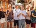 Gut gelaunt auf Landgang in Fåborg: die Törnorganisatoren Hendrik Brüggemann und Philipp Seifert mit den Mitseglerinnen Rebecca, Martina, Kirana und Liz (v. l.)