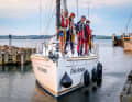 Zusammen ist man stärker. Die „Five Oceans“ mit ihrer besonderen Crew in der  Hafeneinfahrt von Lyø By