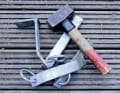 Rock nails for attaching the leader lines are available in a wide variety of shapes. A mallet is used as an assembly tool