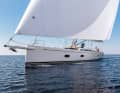 Kleine Große: Die Swan 88 misst 26,54 Meter mit Bugspriet, der auf Höhe der Ziergöhl ansetzt und Code Zero oder Gennaker hält. Unter Segeln dreht sich der Propeller ab 8,5 Knoten Fahrt mit und erzeugt Energie
