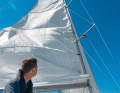 During recovery, the cloth slides into the lazy jacks. They must be attached high up in the mast, preferably to a spreader so that the battens do not get caught