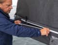 Laisser la ralingue inférieure libre : Ouvrir la fermeture éclair par l'arrière et laisser sortir le tissu enroulé. Ensuite, remailler le cou sur la ferrure d'étrave.