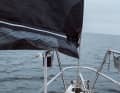 Ajuster le hale-bas, récupérer la drisse : La prise de ris s'effectue à nouveau dans la couverture de la grand-voile. Le cou est avancé à peu près jusqu'au balcon en tirant sur la drosse et en faisant passer la drisse.