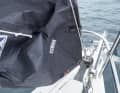 Shackle the neck: Open the neck shackle, without a neck line the reefing thimble must be attached to the bow fitting with a rope shackle