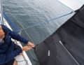 Enroulement de l'écoute : comme pour la prise de ris, l'écoute au vent est enroulée dans le point d'écoute libre et guidée vers l'arrière par le point d'écoute sous le vent, ou bien on vire de bord ou on empanne après avoir enroulé l'écoute.