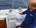 Enfiler la drisse : Fermer la drisse et serrer la corde d'encolure. Si l'on ne dispose pas d'un hale-bas, on enlève complètement la voile.