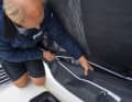 Riporre il piede: Ripiegare il collo allentato e arrotolare il tessuto in eccesso verso il vento. Infilare la cerniera e chiuderla a poppa