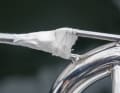 Sailing tape or self-cut number cloth are particularly UV-stable and have a high adhesive strength. This makes them far superior to insulating tape. Cotter pins and edges on the pulpit and railing can thus be repaired more durably