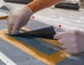 The adhesive only takes a few minutes to process, so you need to work quickly and precisely. In summer, the cartridge can be stored in the refrigerator, so the time window is slightly longer. Place the patch in the taped area ...