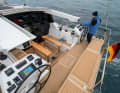 The steering columns are true command centres, and the boat can be operated at the touch of a button with electric winches and furlers. When tacking, the distance from leeward to windward is a good 4.5 metres