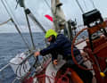 L'auteur Reinhard Kramm à son poste de travail derrière le volant de son "Reykja", d'où il peut également manœuvrer toutes les voiles.