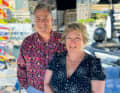 Glücklich: Julie und Mark Tucker im Hafen von Monaco. Mrs Tucker führt die Geschäfte des Studios und berät ihren Mann auch in Design­fragen. Das Paar ist seit 34 Jahren verheiratet