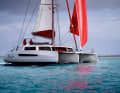 Sporty behaviour: The trimaran sails upwind with some heel. With a very short waterline, the hull almost always dives out to windward