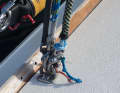Tie off the halyards: The halyards are best kept far away from the mast when there is a lot of wind. They cannot swing against the mast here on the foredeck at the eye for the spreader ropes