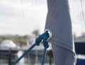 Replace the shackle: The clew sweeps along the shrouds and mast during manoeuvres. Shackles make a lot of noise here. A rope shackle or simple knots ensure peace and quiet