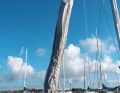 Tame the cloth: The protective cover over the furled genoa in particular can flap noticeably if not properly tightened. This causes the whole rig to vibrate. In addition to the noise, the material suffers extremely. So pull it nice and tight! The same applies to the mainsail cover. If there is a lot of wind, a line can be looped around the boom and the hoisted sail to effectively stabilise the cloth