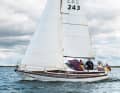 Tourer without formula constraints The boat was designed in the IOR era, but has none of the typical formula features. The large hull is indeed large, there is no bulge and the stern is also rather wide