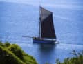 Platz 24: Aus alter Zeit Frank Kirstein, Hofweier, Vor der Küste der Bretagne, die am oberen Bildrand in Dunst entschwindet, segelt ein Traditionsschiff vom Typ Sloop Coquillier