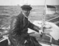 Kiel - Nave faro a poppa dopo una fuga preoccupante. In questo viaggio estivo del 1961, il marinaio di Stralsund Klaus Schröder si concede di guardare a poppa solo dopo aver superato il caratteristico avvicinamento al fiordo di Kiel.