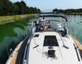 Les Schmidt pendant la traversée. La navigation sur le canal est parfois monotone