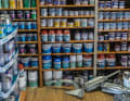 Des peintures contenant des biocides exposées en rayon, c'est interdit à partir du 1er janvier 2025