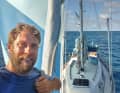 Marcus Bulgrin di Jesteburg ha realizzato il suo sogno nel 2022/23 e ha navigato in solitario attraverso l'Atlantico sulla "Ikaika Noa". Al ritorno ha fatto scalo in Islanda. La traversata è durata 43 giorni. In totale, l'ingegnere ha trascorso 143 giorni in mare, ha visitato 15 Paesi e ha percorso 11.500 miglia nautiche.