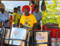 Steelband-Musik während der Sonntagsparty auf Shirley Heights auf Antigua – ein Muss!