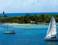 Ein Kat segelt vor der kleinen Insel Le Gosier direkt an der Südküste Guadeloupes. Der Ankerplatz vor dem palmenumsäumten Leuchtturm ist perfekt für den ersten oder letzten Törntag.