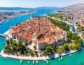 Vue sur la vieille ville de Trogir avec le continent à droite et l'île de Ciovo à gauche sur le bord de l'image.