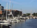Newport Marina: Liegeplätze: 75, davon  30 Gastliegeplätze, die nur online buchbar sind: www.the-newport.de. Wassertiefe: 5 m. Besonderheiten: Näher an der Altstadt kann man nicht festmachen. Allerdings auf die Brückenzeiten achten!