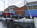 Marina Baltica: 200 Liegeplätze bis 20 m Länge und 3 m Tiefgang. Anmeldung unter 01 70/ 4 48 90 03. Besonderheiten: Es herrscht reger Fährverkehr ab dem Skandinavienkai. Und: Bei nächtlicher Ansteuerung auf unbeleuchtete Dalben achten!