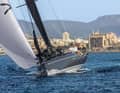 With the top gennaker, the sporty swan is very dynamic. The wide retracted waterline is striking, especially aft.