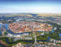 Wehrhaft: Mit dem Durchstich der Kanal­Trave im Norden wurde die Altstadt zur Insel.
