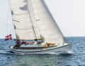 Slim lines, powerful bow - the trademark of Utzon designs.