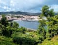 Dalle verdi colline, la vista scende fino agli yacht ancorati al largo di Angra do Heroísmo. La città più antica delle Azzorre è Patrimonio dell'Umanità.