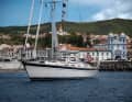 Lo yacht dell'autore davanti al porto di Angra do Heroísmo a Terceira. Di fronte la chiesa Misericórdia, bianca e blu, sullo sfondo l'obelisco in onore del re Pietro IV del Portogallo.